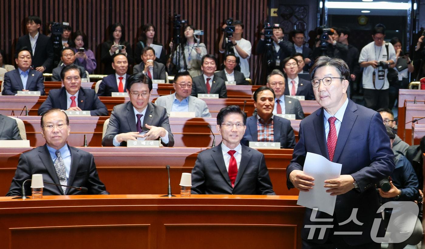 본문 이미지 - 권성동 국민의힘 원내대표가 9일 서울 여의도 국회에서 열린 의원총회에서 인사말을 하기 위해 단상으로 향하고 있다. 앞줄 왼쪽부터 권영세 비대위원장, 김문수 대통령 후보. 2025.5.9/뉴스1 ⓒ News1 안은나 기자