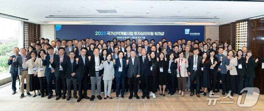 본문 이미지 - 국가신약개발사업단은 9일 서울 중구 웨스틴 조선 서울 호텔에서 &#39;2025 투자심의위원 워크숍&#39;을 개최하고 투자 적격 과제를 선정하기 위한 심의 운영방안을 공유했다고 밝혔다.&#40;국가신약개발사업단 제공&#41;