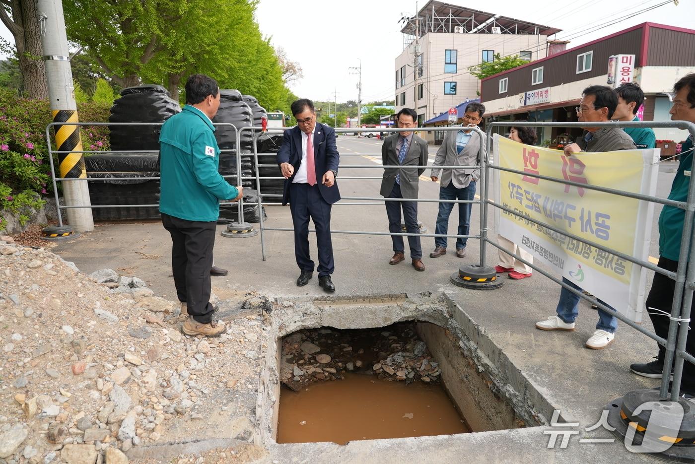본문 이미지 - 김기웅 서천군수가 비인면 성내리 우수관 준ㅛㅓㄹ공사 현장을 점검하고 있다.(서천군 제공, 재판매 및 DB 금지)/뉴스1