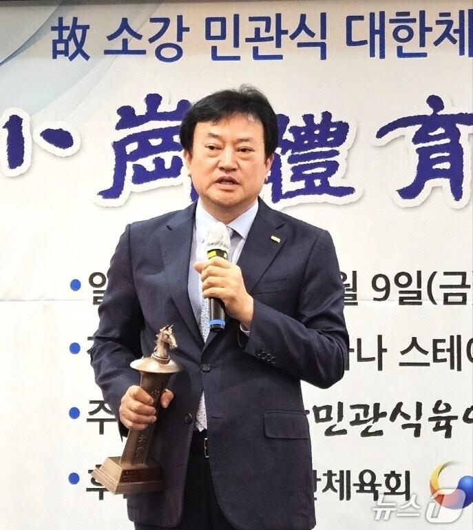 본문 이미지 - 정강선 전북체육회장이 9일 서울 코리아나호텔에서 열린 ‘제17회 소강체육대상 시상식’에서 정 회장이 공로상을 수상했다.(전북체육회 제공, 재판매 및 DB 금지)/뉴스1