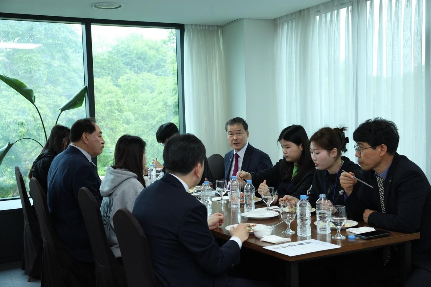 9일 김영호 통일부 장관이 탈북 청소년들이 참석한 제1회 &#39;스포츠 스타와 함께하는 스포츠 캠프&#39;에서 오찬을 함께하며 격려하는 모습. &#40;통일부 제공&#41;