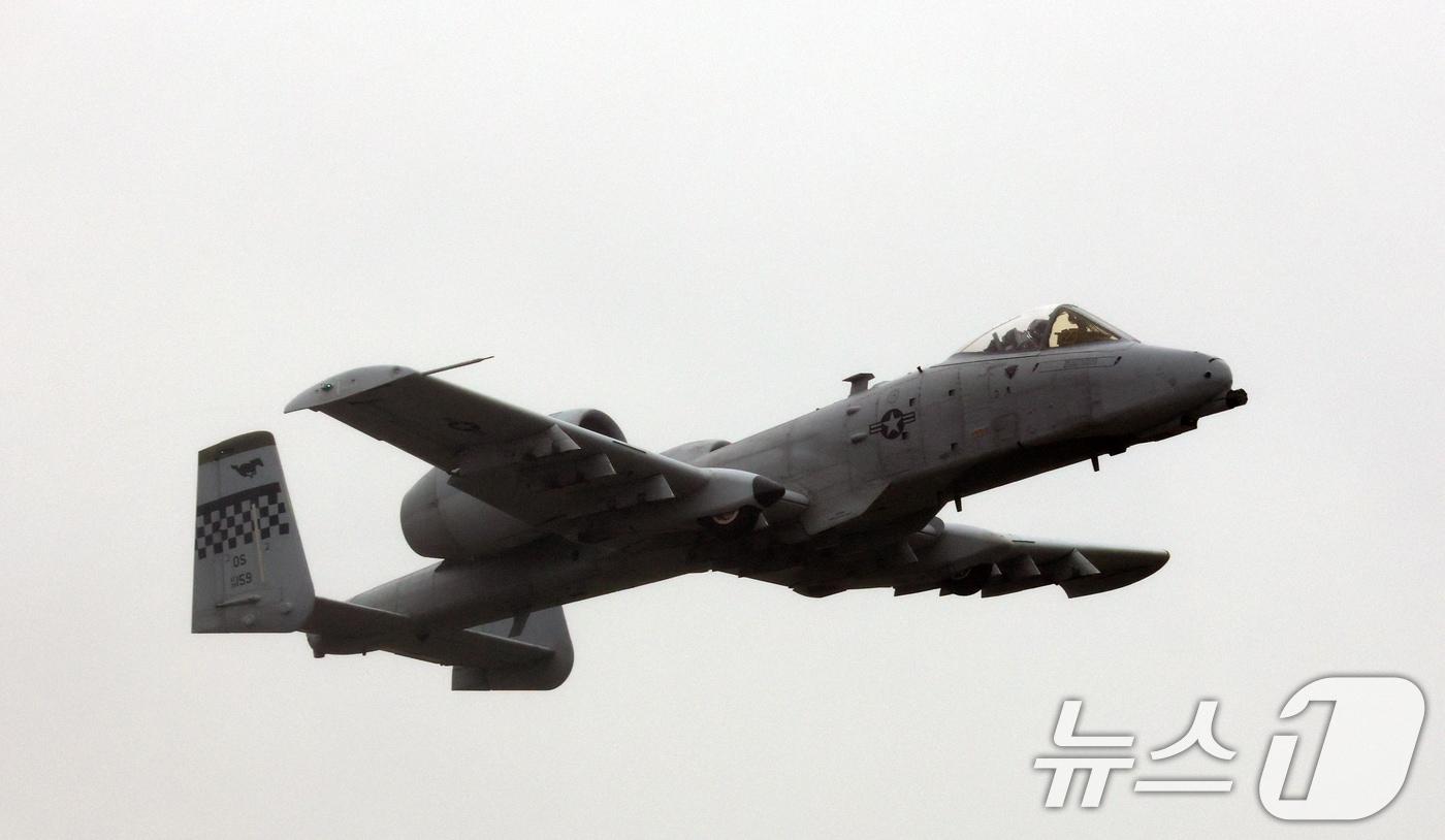 본문 이미지 - 경기 평택시 주한미군 오산공군기지에서 열린 '오산 에어파워데이 2025 미디어데이'에서 미 공군 A-10 공격기가 시범 비행을 하고 있다. 2025.5.9 ⓒ 뉴스1 김영운 기자