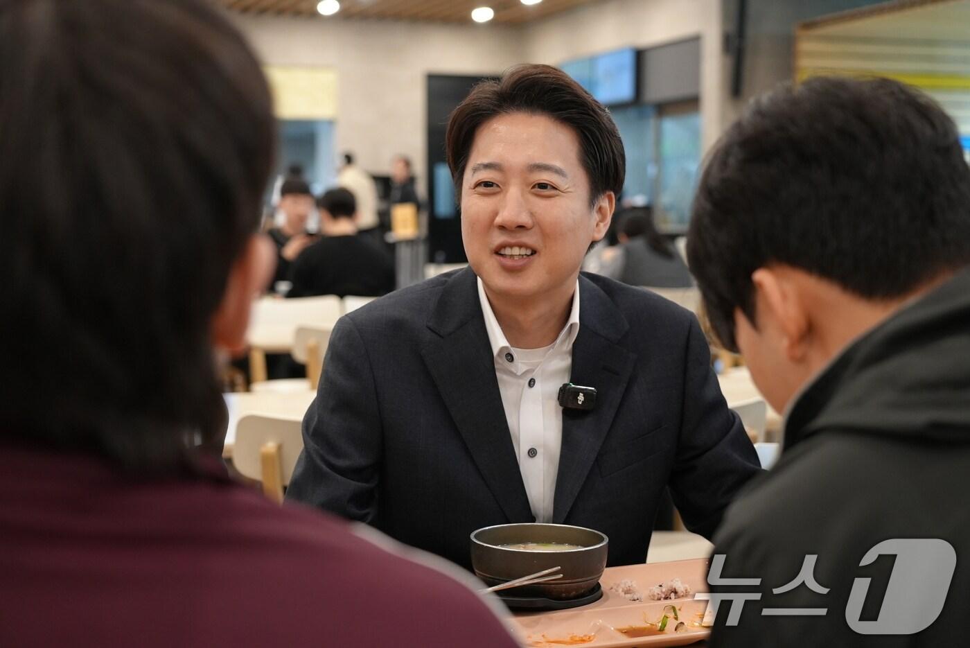 본문 이미지 - 이준석 개혁신당 대통령 후보가 9일 서울 종로구 성균관대학교를 찾아 학생들과 학식을 먹으며 대화하고 있다. (이준석 캠프 제공, 재판매 및 DB 금지) 2025.5.9/뉴스1