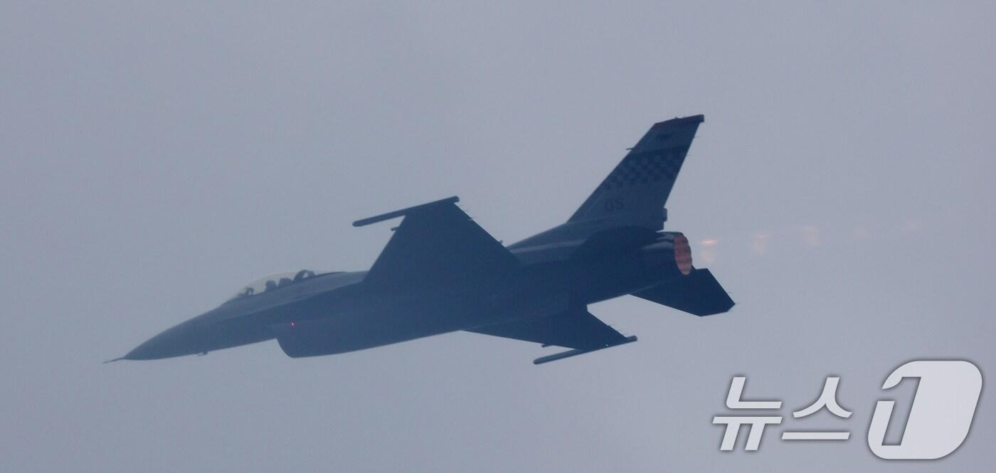 9일 경기 평택시 주한미군 오산공군기지에서 열린 '오산 에어파워데이 2025 미디어데이'에서 태평양공군사령부 F-16이 특수 비행을 하고 있다. 2025.5.9/뉴스1 ⓒ News1 김영운 기자