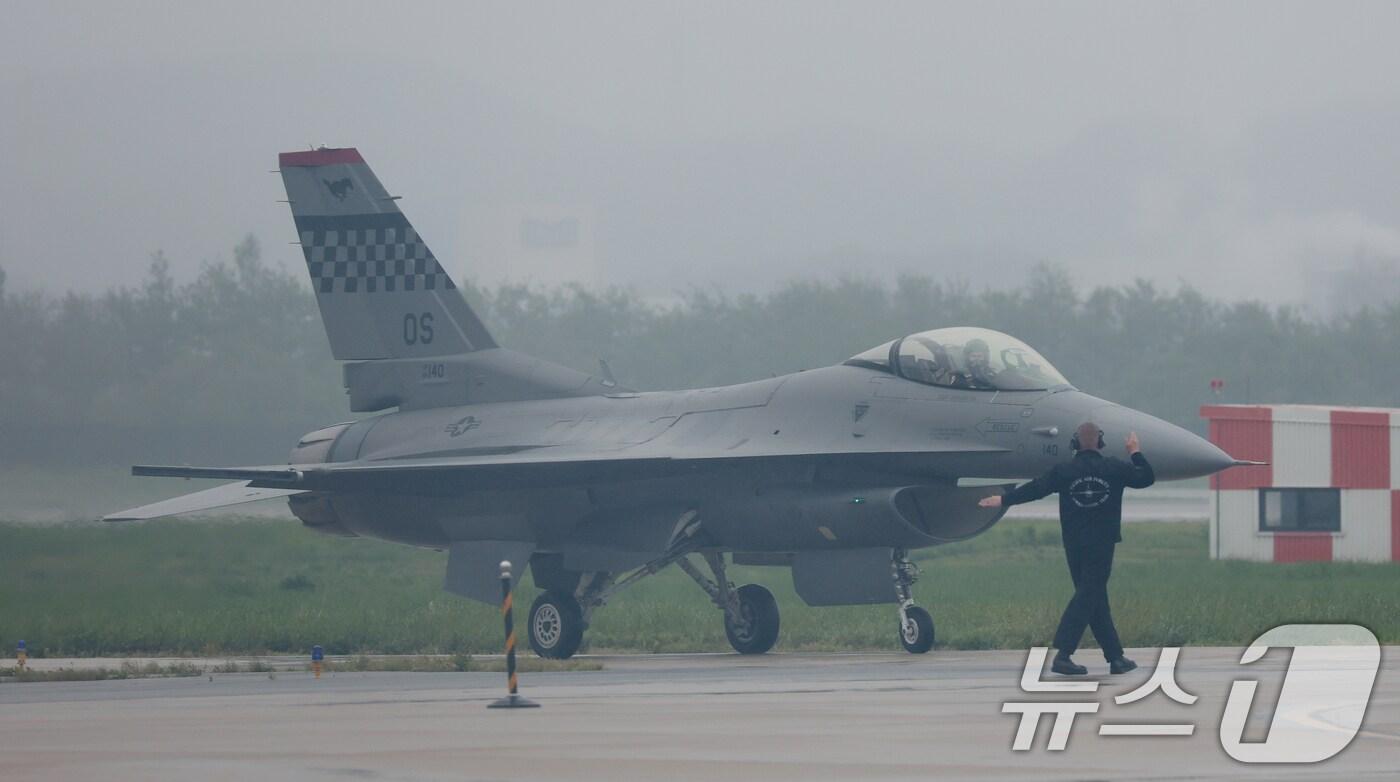 9일 경기 평택시 주한미군 오산공군기지에서 열린 '오산 에어파워데이 2025 미디어데이'에서 태평양공군사령부 F-16이 특수 비행을 마치고 착륙하고 있다. 2025.5.9/뉴스1 ⓒ News1 김영운 기자