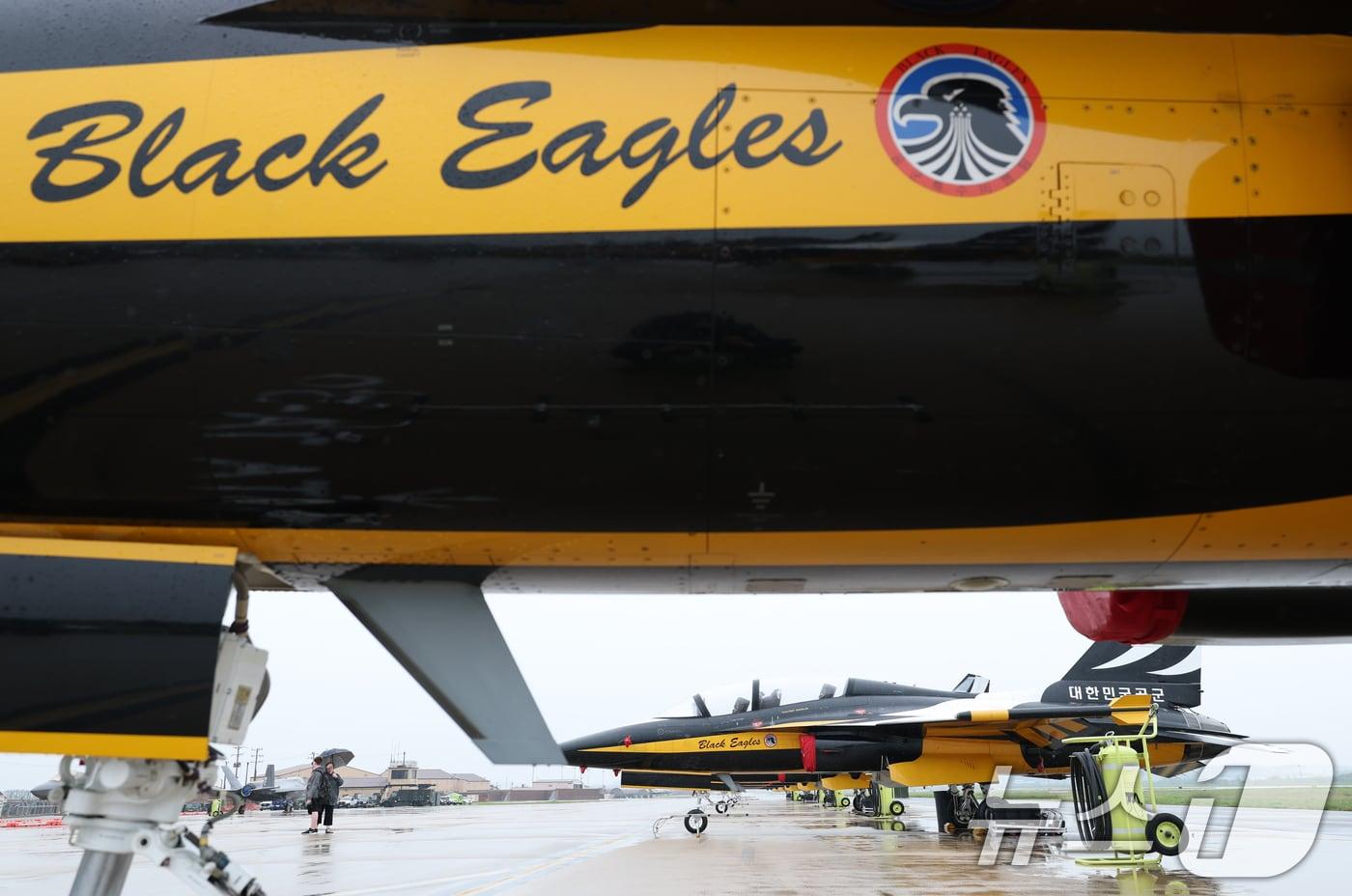 9일 경기 평택시 주한미군 오산공군기지에서 열린 &#39;오산 에어파워데이 2025 미디어데이&#39;에서 대한민국 공군 특수비행팀 &#39;블랙이글스&#39;의 T-50B가 공개되고 있다. 2025.5.9/뉴스1 ⓒ News1 김영운 기자