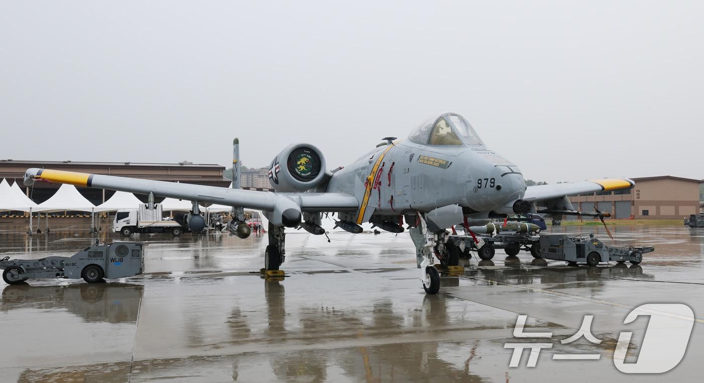 본문 이미지 - 경기 평택시 주한미군 오산공군기지에서 열린 '오산 에어파워데이 2025 미디어데이'에서 퇴역을 앞둔 A-10 공격기가 공개되고 있다. 2025.5.9 ⓒ 뉴스1 김영운 기자