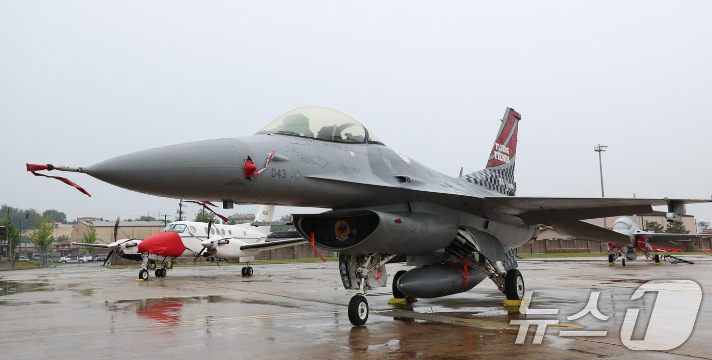 9일 경기 평택시 주한미군 오산공군기지에서 열린 '오산 에어파워데이 2025 미디어데이'에서 미 공군 F-16이 공개되고 있다. 2025.5.9/뉴스1 ⓒ News1 김영운 기자