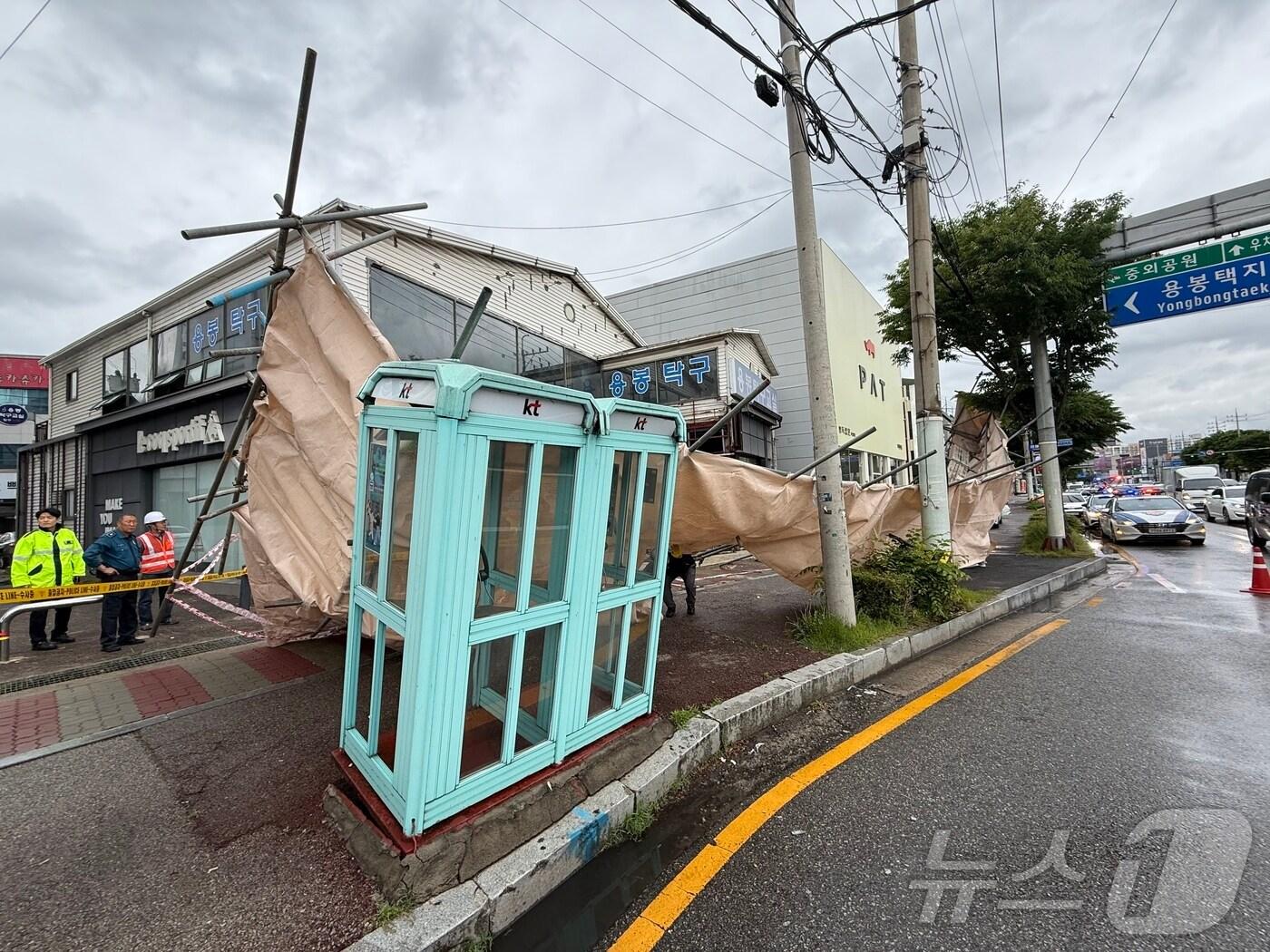 본문 이미지 - 9일 오후 1시 48분쯤 광주 북구 용봉동의 한 상가건물 철거현장에서 강풍에 의해 비계가 쓰러져 당국이 수습하고 있다.&#40;광주 북구 제공. 재판매 및 DB 금지&#41; 2025.5.9/뉴스1 