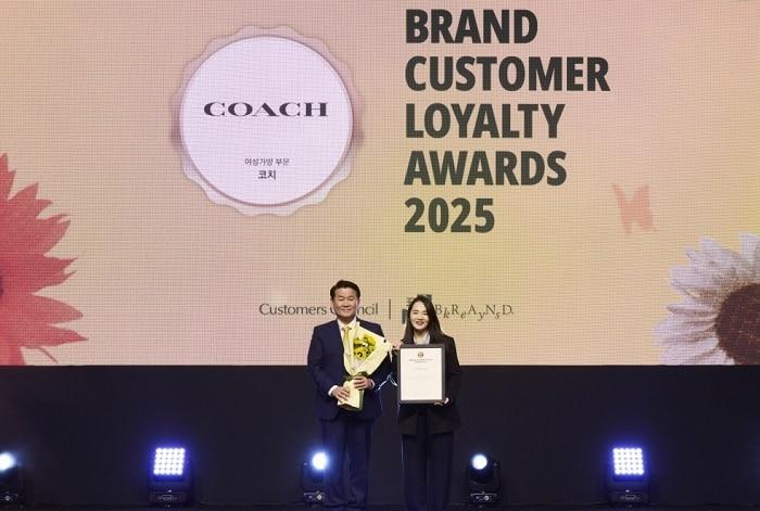 본문 이미지 - 노혜정 코치 코리아 대표가 '2025 브랜드 고객충성도 대상' 시상식에서 기념 촬영을 하고 있다. (코치 코리아 제공)
