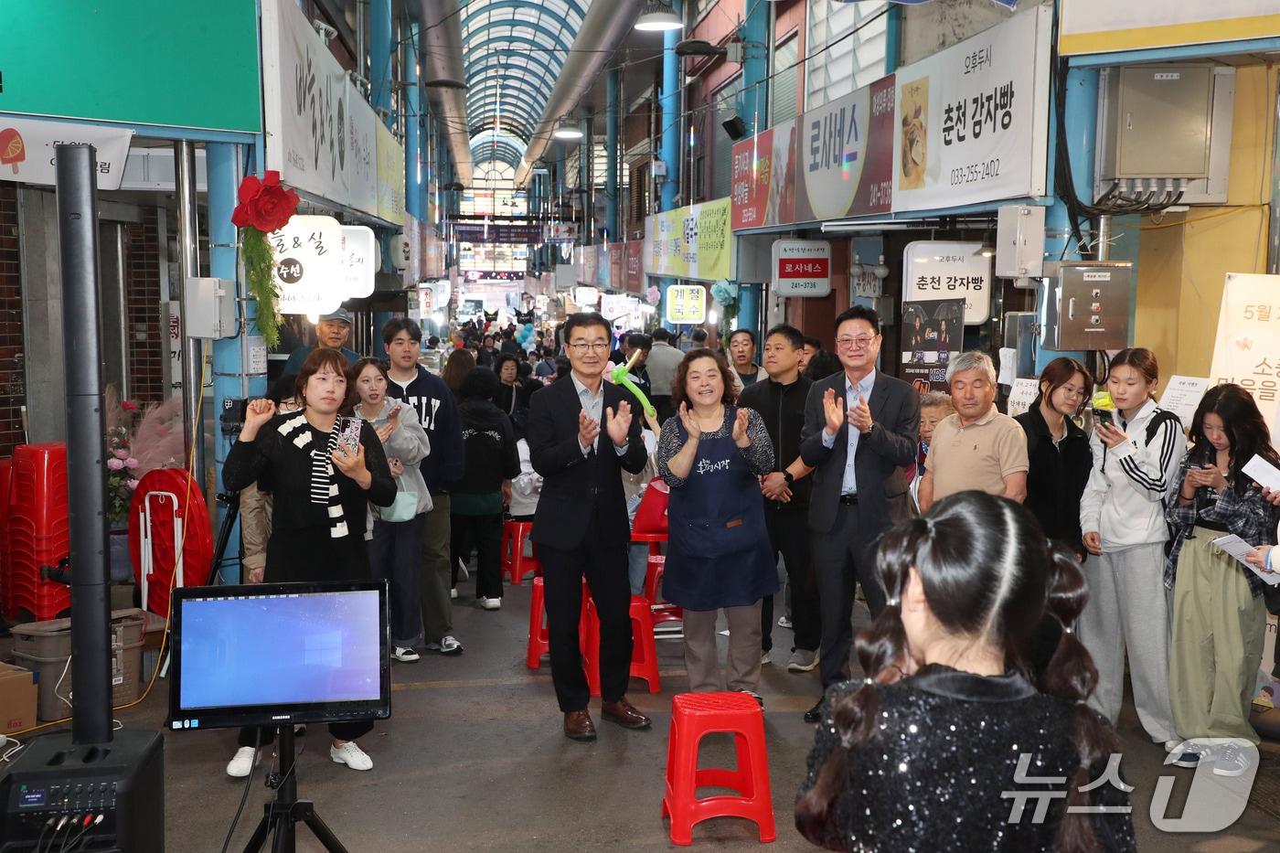 지난 2일 정광열 도 경제부지사는 경제국 직워들과 함께 춘천 후평 어울야시장을 찾아 상인들을 격려하고 소비촉진 캠페인을 펼쳤다.&#40;강원도 제공. 재판매 및 DB금지&#41;/뉴스1