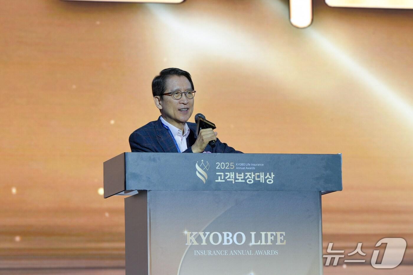본문 이미지 - 신창재 교보생명 대표이사 겸 이사회 의장이 9일 인천 연수구 송도컨벤시아에서 열린 ‘2025 고객보장대상 시상식’에서 격려사를 통해 고객보장에 힘쓴 컨설턴트들에게 감사와 응원을 전하고 있다./사진제공=교보생명