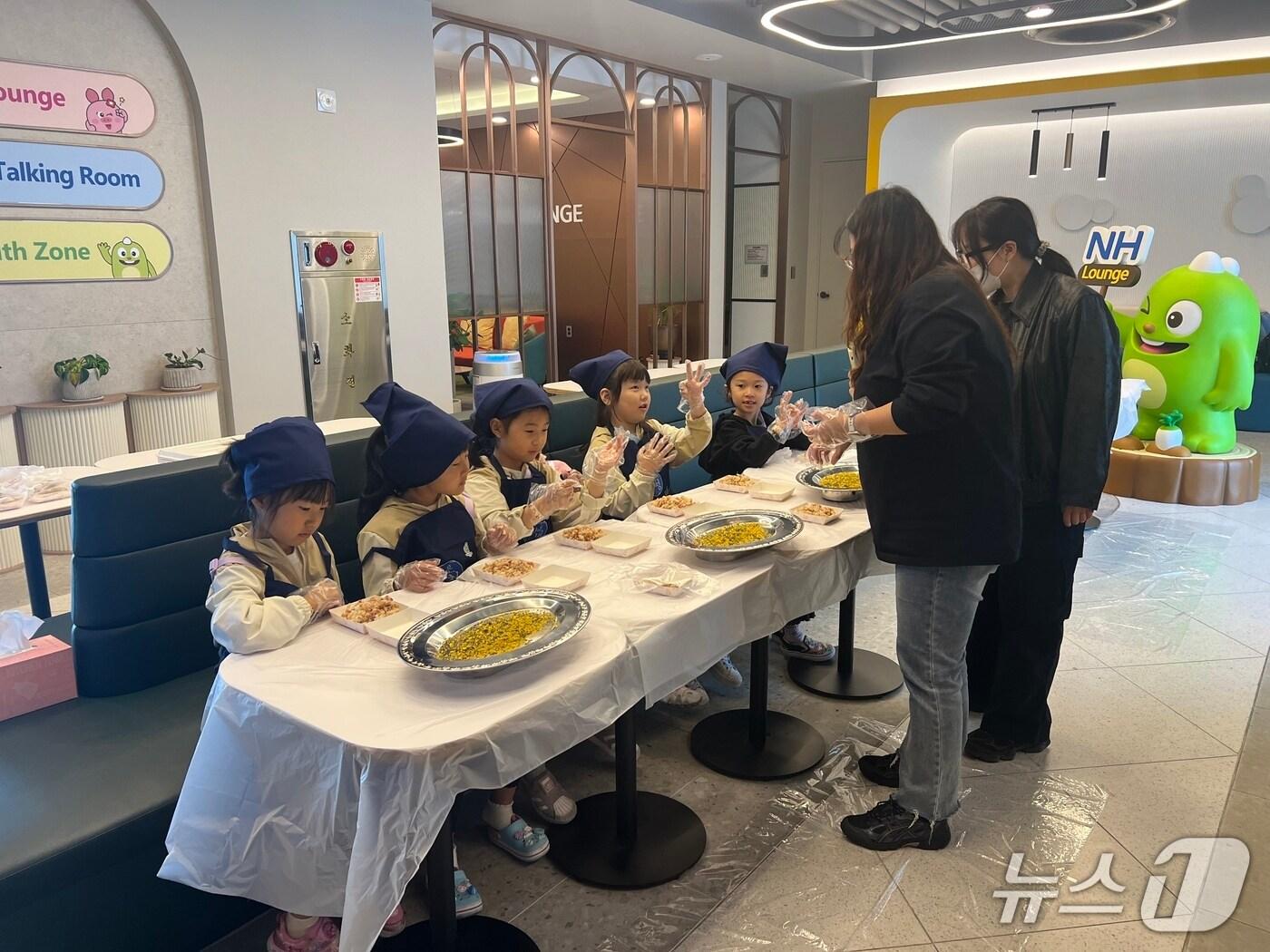 본문 이미지 - 주먹밥 빚기 요리체험 교실.(농협 강원본부 제공. 재판매 및 DB금지)/뉴스1