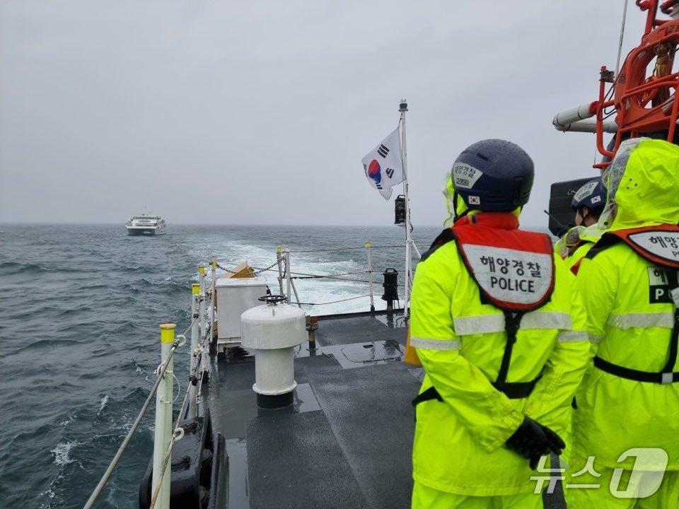 본문 이미지 - 군산 해양경찰이 예인 중인 유람선 A호를 해상에서 안전관리하고 있다.(군산해경 제공. 재판매 및 DB금지)
