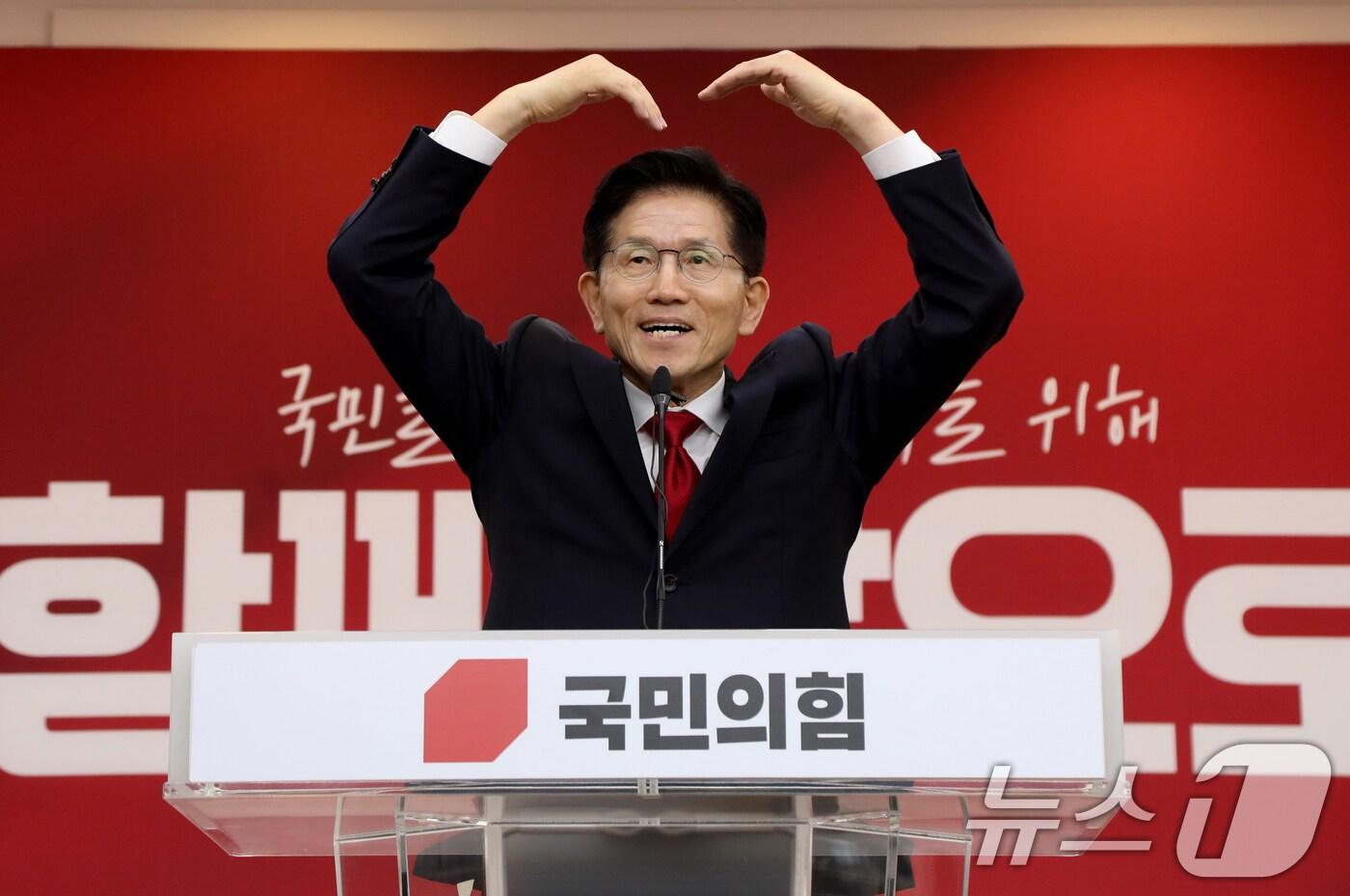 김문수 국민의힘 대통령 후보가 9일 경기 수원시 국민의힘 경기도당에서 열린 경기도당 선거대책위원회 발대식에서 참석자들과 인하고 있다. (김문수 캠프 제공. 재판매 및 DB 금지) 2025.5.9/뉴스1 ⓒ News1 김민지 기자