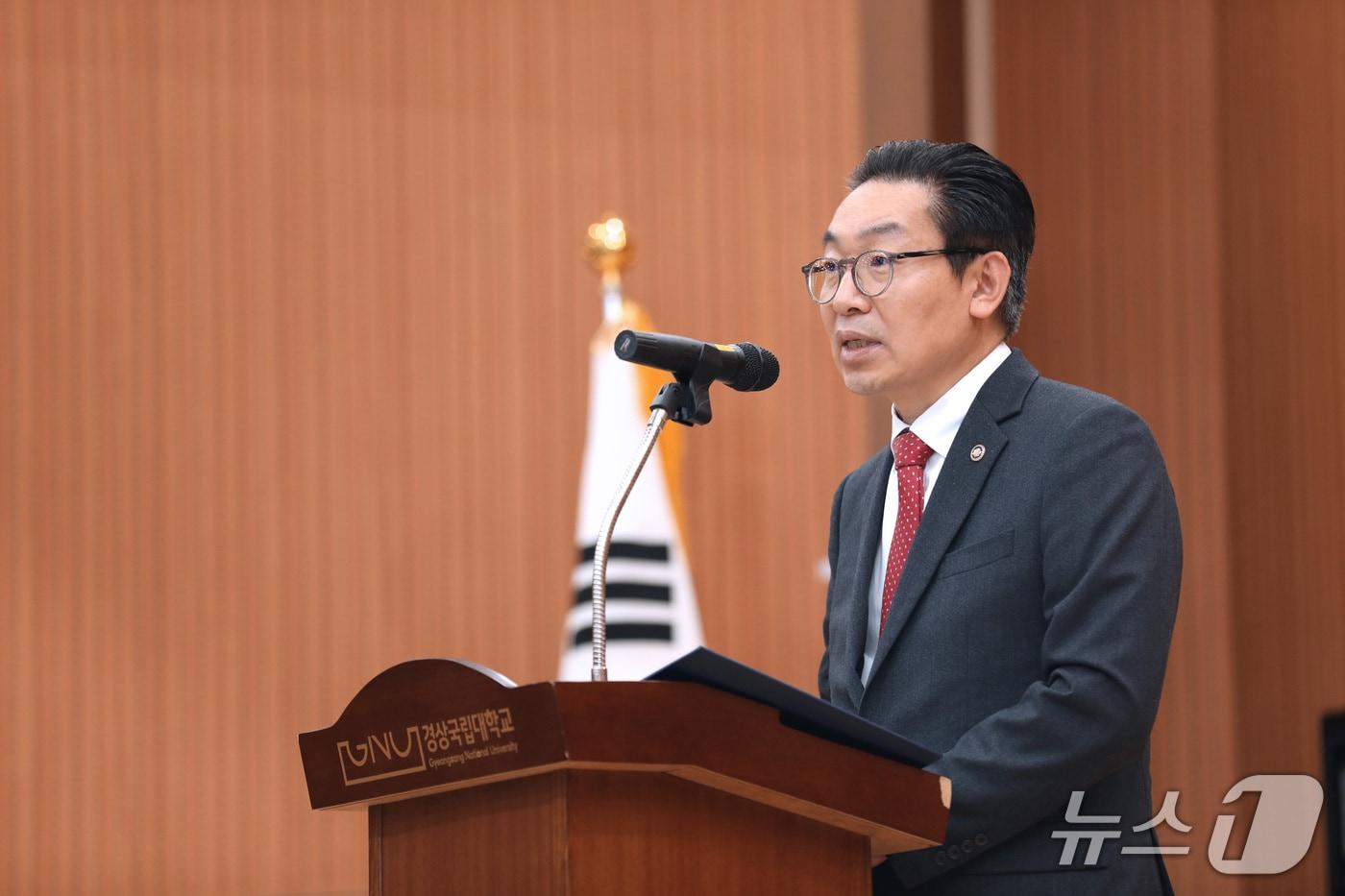 본문 이미지 - 김완기 특허청장이 ‘발명의날 60주년 기념 기술안보 콘퍼런스’에서 인사말을 하고 있다. (특허청 제공.재판매 및 DB금지)/뉴스1 