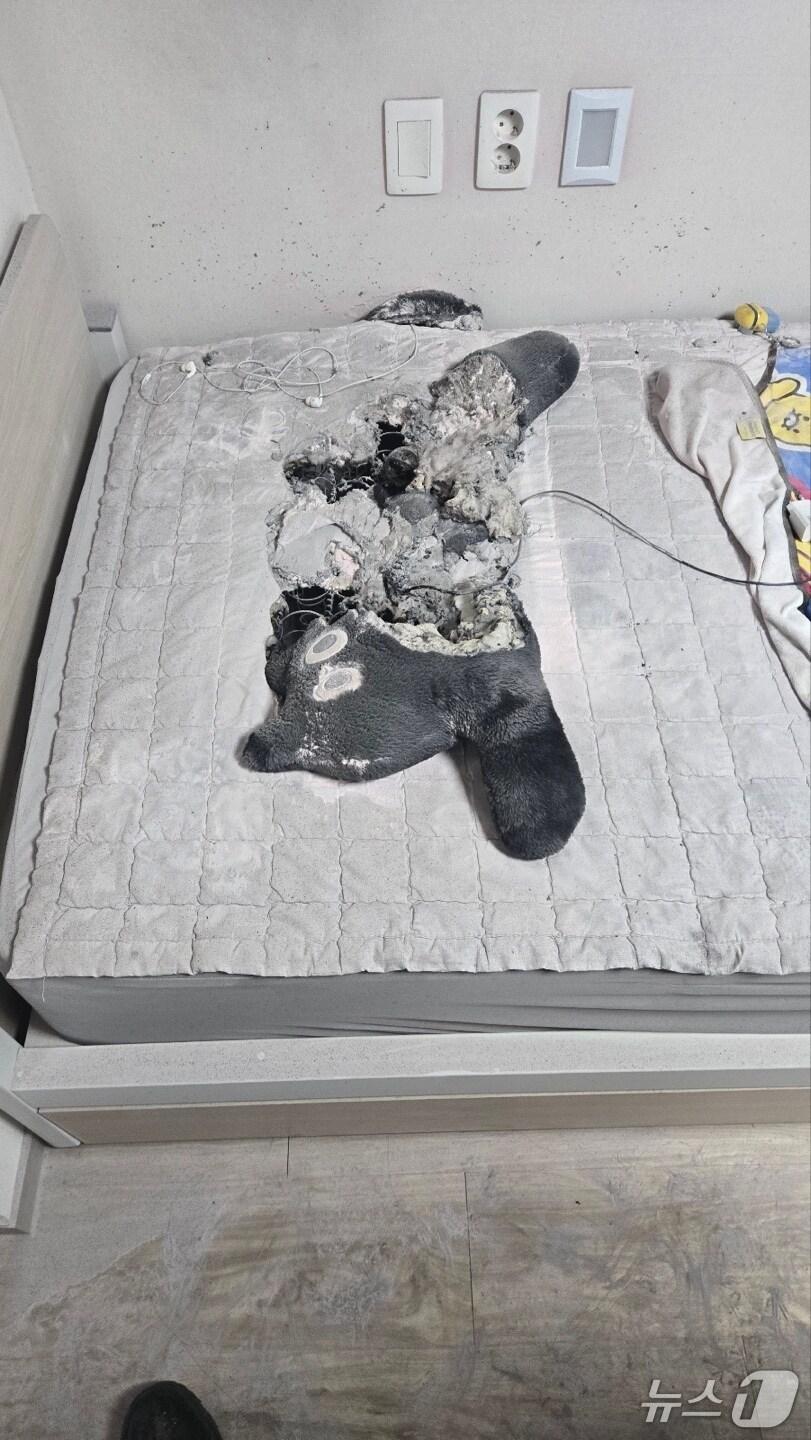 본문 이미지 - 9일 오후 1시 45분께 전북자치도 군산시 미룡동의 군산대학교 기숙사에서 충전 중이던 무선 보조배터리에 불이 났다.&#40;전북소방 제공. 재판매 및 DB금지&#41; 