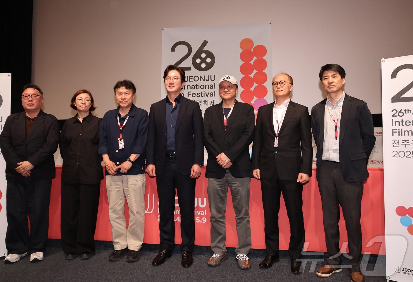 9일 제26회 전주국제영화제가 폐막하는 가운데 전주디지털독립영화관에서 민성욱·정준호 공동집행위원장을 포함한 프로그래머, 프로듀서 등 관계자들이 참석한 가운데 결산 기자회견이 진행됐다. ⓒ News1 장수인 기자