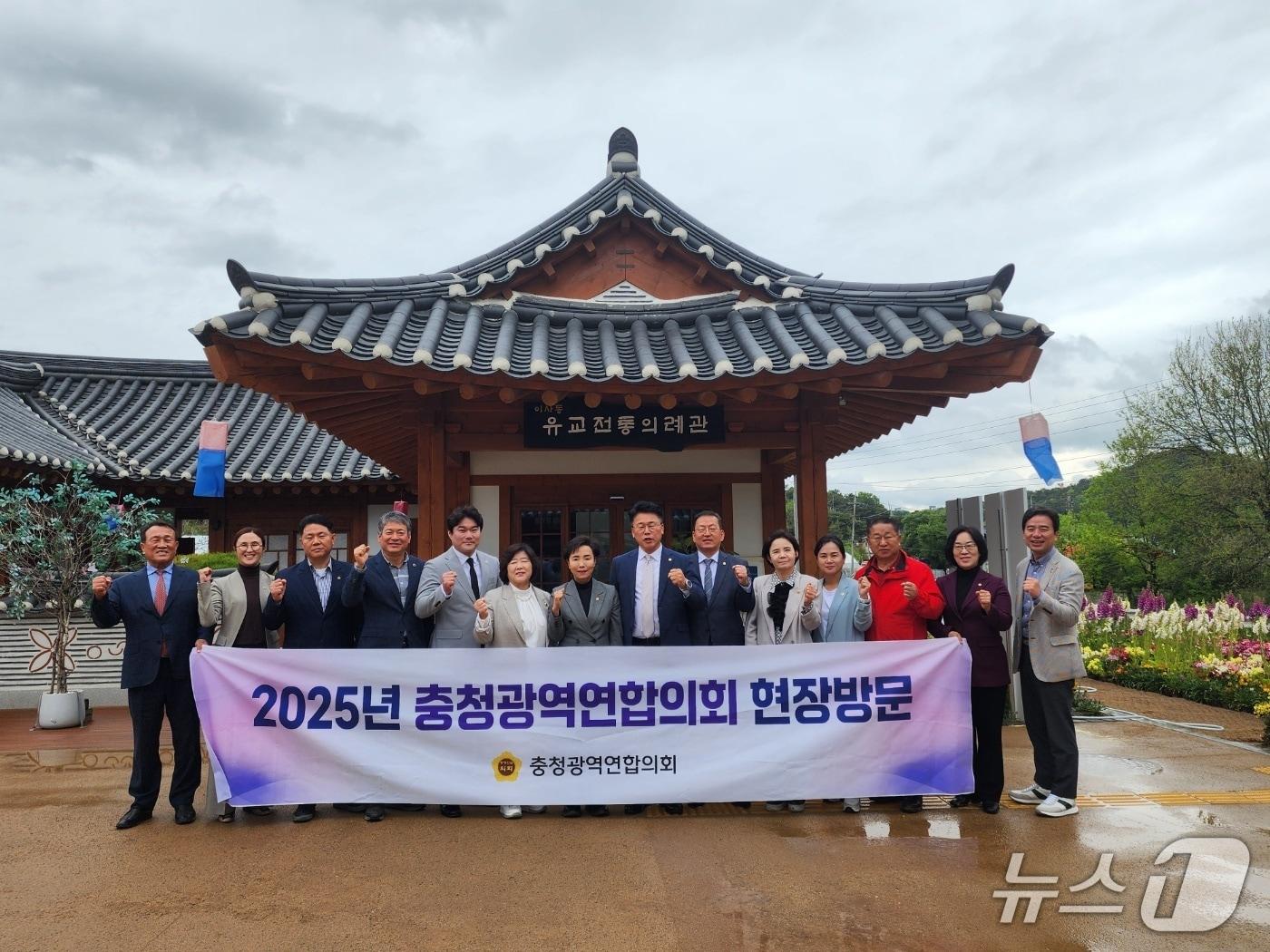본문 이미지 - 충청광역연합의회 의원들이 대전별서를 방문하고 있다.(대전시의회 제공, 재판매 및 DB 금지)/뉴스1