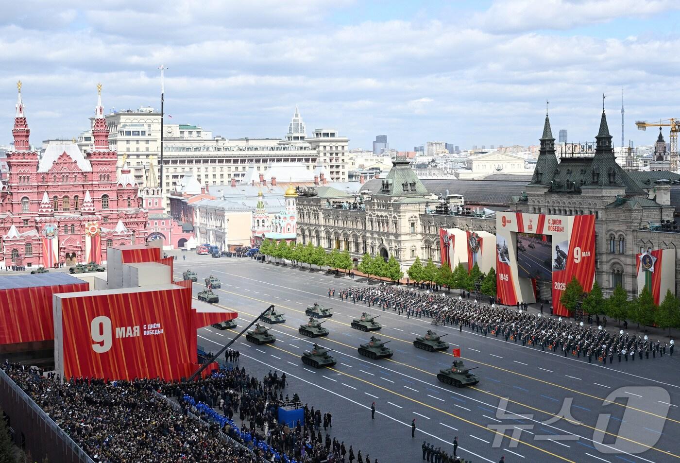 본문 이미지 - 9일(현지시간) 오전 러시아 수도 모스크바 붉은광장에서 소련의 제2차 세계대전 승리 80주년을 기념하는 대규모 군사 퍼레이드가 진행되고 있다. 2025.05.09 ⓒ 로이터=뉴스1 ⓒ News1 최종일 선임기자