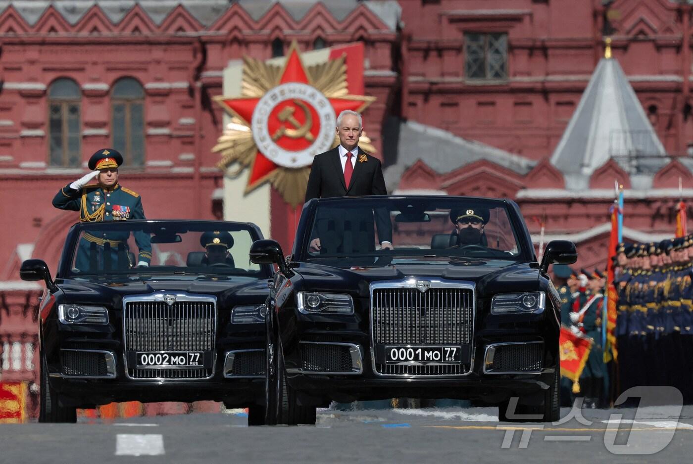 본문 이미지 - 9일(현지시간) 오전 러시아 수도 모스크바에서 소련의 제2차 세계대전 승리 80주년을 기념하는 대규모 군사 퍼레이드가 진행되고 있는 가운데 안드레이 벨로우소프 러시아 국방장관과 러시아군 총사령관 올렉 살류코프가 러시아 의전차량 아우루스를 타고 사열하고 있다. 2025.05.09 ⓒ 로이터=뉴스1 ⓒ News1 최종일 선임기자