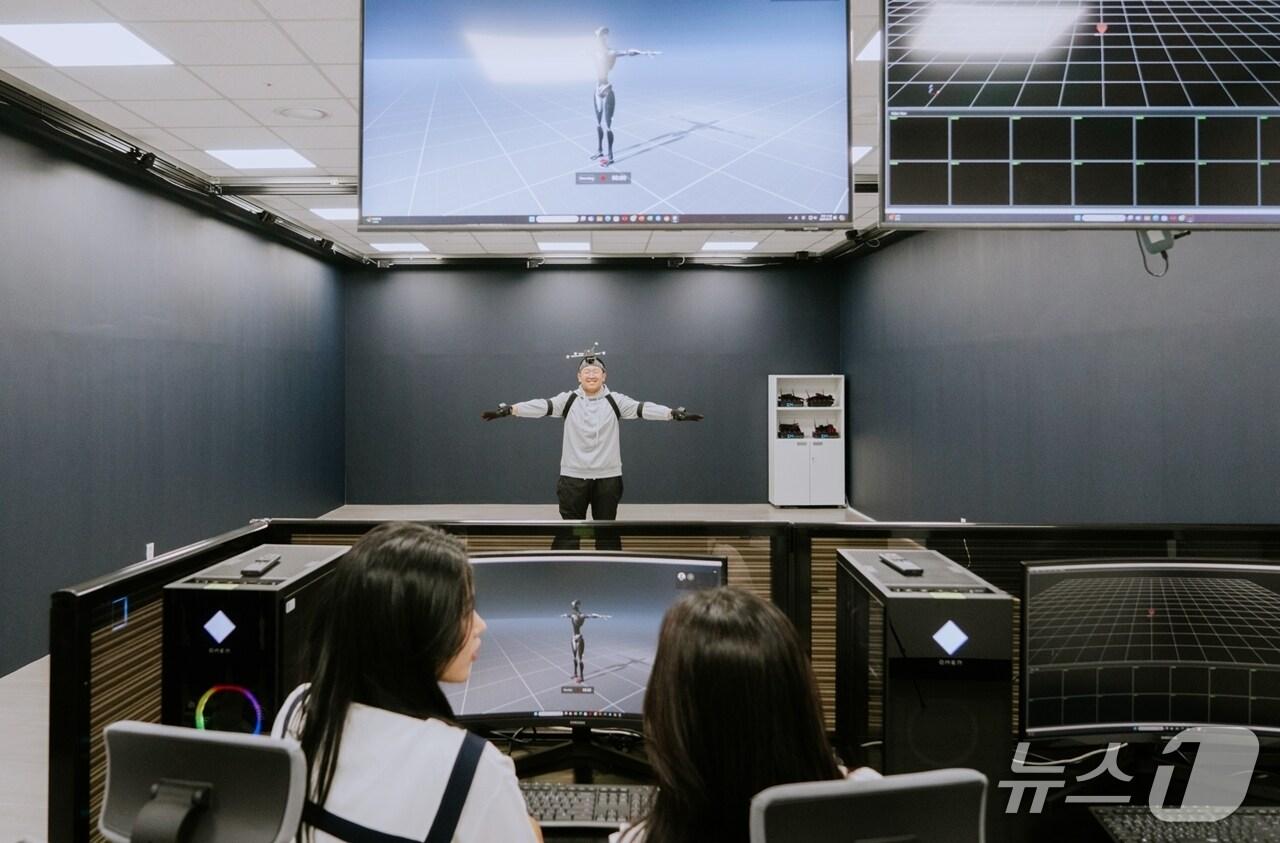 본문 이미지 - 단국대 학생들이 바이오헬스플래닛에서 AI·로봇·IoT 기술을 활용한 체험을 하고 있는 모습.(단국대 제공)