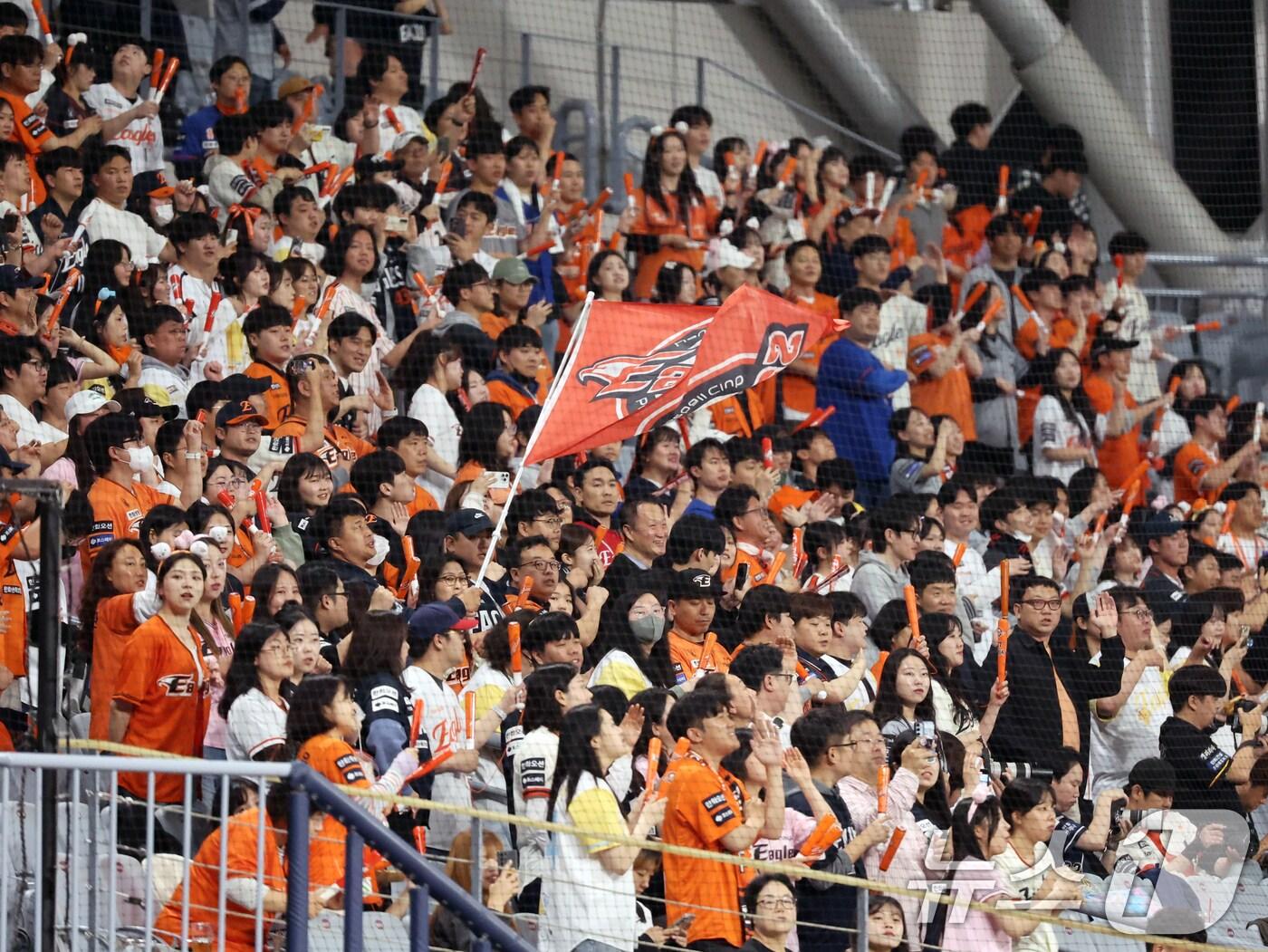 본문 이미지 - 9일 오후 서울 구로구 고척스카이돔에서 열린 프로야구 '2025 신한 SOL뱅크 KBO리그' 한화 이글스와 키움 히어로즈의 경기에서 원정팀 한화 팬들이 응원을 하고 있다. 2025.5.9/뉴스1 ⓒ News1 황기선 기자