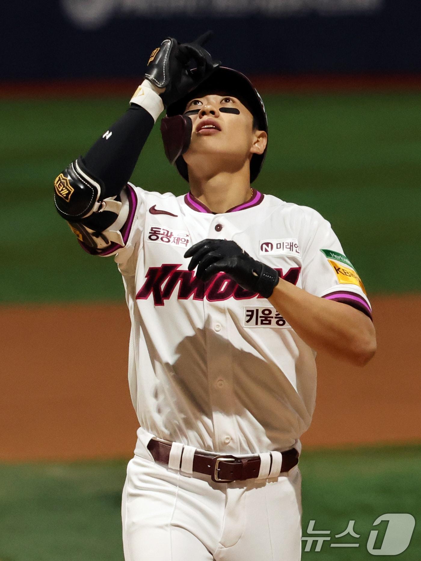 본문 이미지 - 9일 오후 서울 구로구 고척스카이돔에서 열린 프로야구 &#39;2025 신한 SOL뱅크 KBO리그&#39; 한화 이글스와 키움 히어로즈의 경기 1회말 무사 주자없는 상황에서 솔로홈런을 친 키움 송성문이 기뻐하고 있다. 2025.5.9/뉴스1 ⓒ News1 황기선 기자