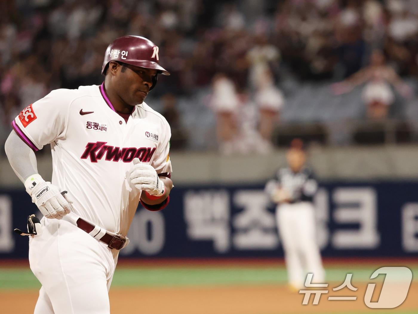 본문 이미지 - 9일 오후 서울 구로구 고척스카이돔에서 열린 프로야구 '2025 신한 SOL뱅크 KBO리그' 한화 이글스와 키움 히어로즈의 경기 4회말 무사 주자 없는 상황에서 솔로홈런을 친 키움 푸이그가 그라운드를 돌고 있다. 2025.5.9/뉴스1 ⓒ News1 황기선 기자