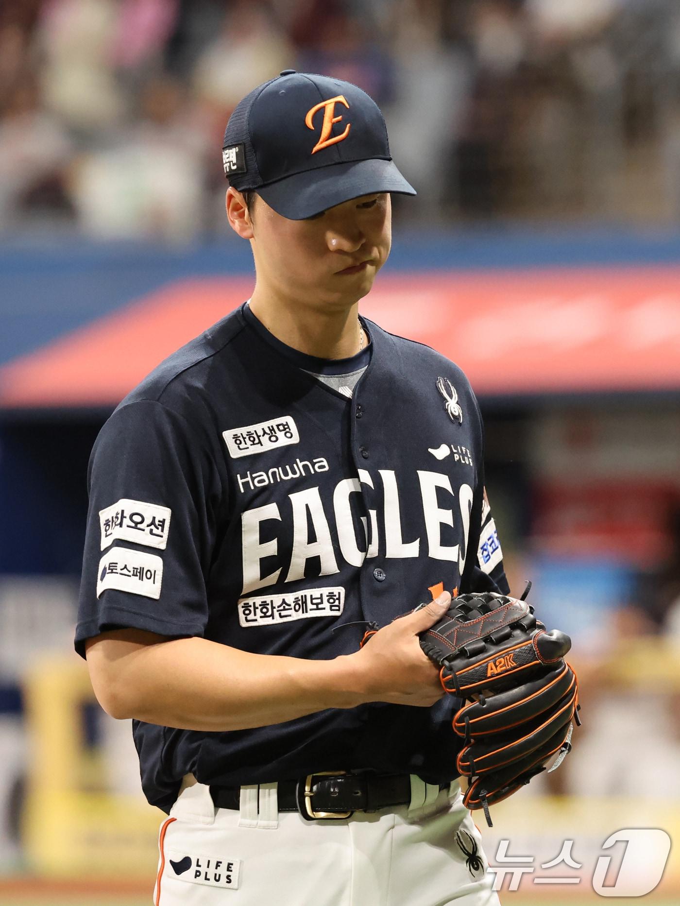 본문 이미지 - 9일 오후 서울 구로구 고척스카이돔에서 열린 프로야구 &#39;2025 신한 SOL뱅크 KBO리그&#39; 한화 이글스와 키움 히어로즈의 경기 4회말 2사 주자없는 상황에서 한화 선발 엄상백이 강판되고 있다. 2025.5.9/뉴스1 ⓒ News1 황기선 기자