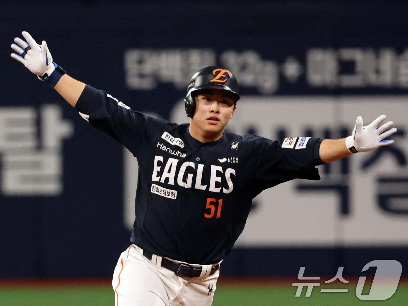 본문 이미지 - 9일 오후 서울 구로구 고척스카이돔에서 열린 프로야구 '2025 신한 SOL뱅크 KBO리그' 한화 이글스와 키움 히어로즈의 경기 9회말 2사 주자 없는 상황에서 솔로홈런을 친 한화 문현빈이 기뻐하고 있다. 2025.5.9/뉴스1 ⓒ News1 황기선 기자