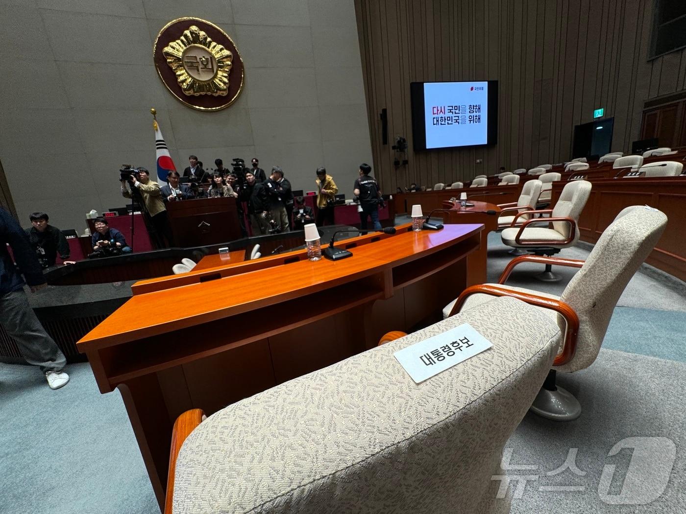 본문 이미지 - 9일 서울 여의도 국회 국민의힘 의원총회장인 예결위회의장에 김문수 대통령 후보 자리를 알리는 스티커가 붙어있다. 2025.5.9/뉴스1 ⓒ News1 안은나 기자