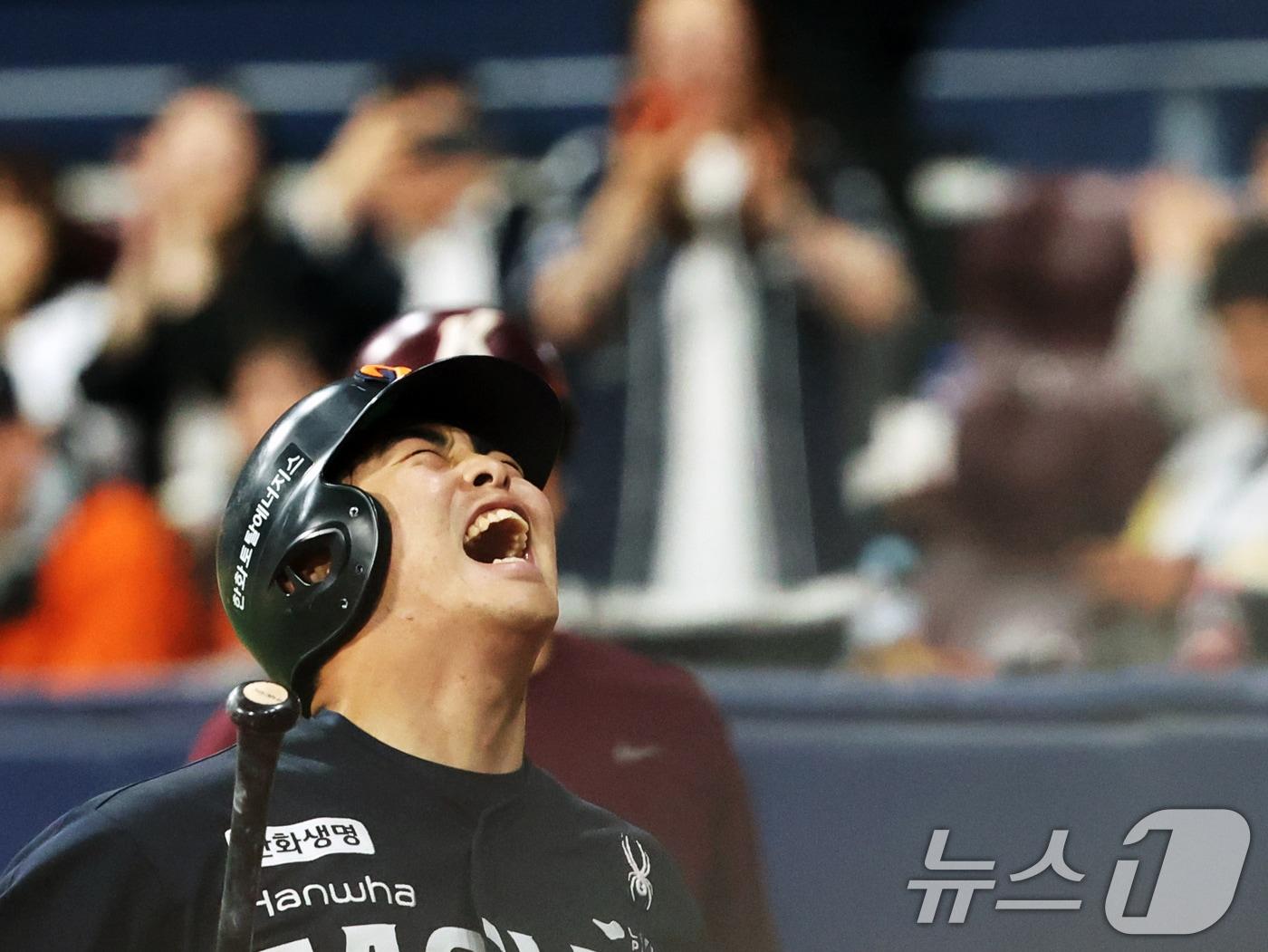 본문 이미지 - 9일 오후 서울 구로구 고척스카이돔에서 열린 프로야구 '2025 신한 SOL뱅크 KBO리그' 한화 이글스와 키움 히어로즈의 경기 9회말 2사 주자 없는 상황에서 솔로홈런을 친 한화 문현빈이 기뻐하고 있다. 2025.5.9/뉴스1 ⓒ News1 황기선 기자