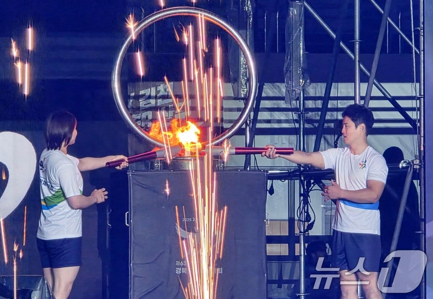 본문 이미지 - 9일 오후 경북 김천종합운동장에서 열린 제63회 경북도민체전 개회식에서 성화 최종주자가 성화대에 불을 붙이고 있다. 2025.5.9 ⓒ 뉴스1 정우용 기자