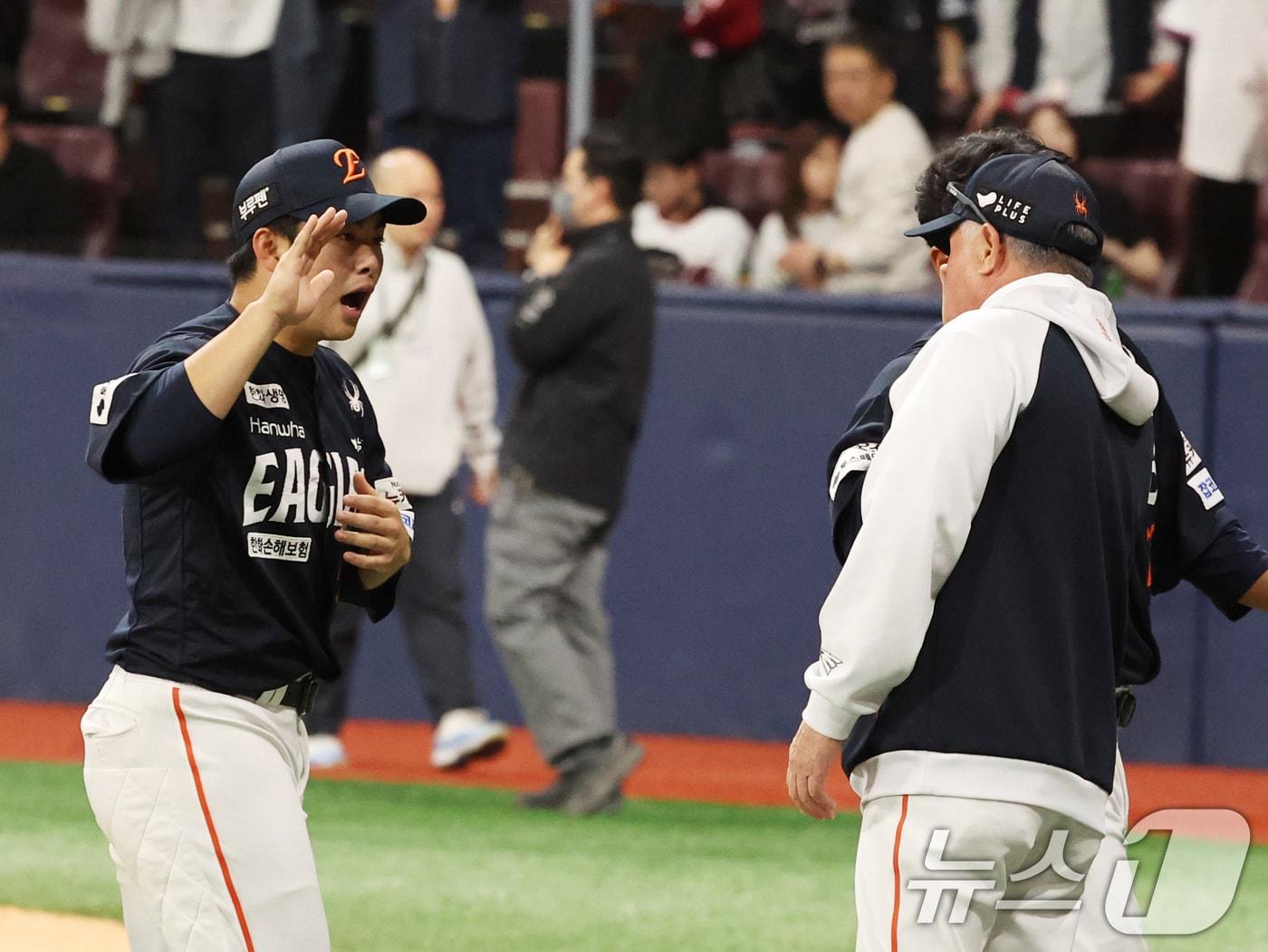 본문 이미지 - 한화 이글스 김경문 감독(오른쪽)과 문현빈. 2025.5.9/뉴스1 ⓒ News1 황기선 기자
