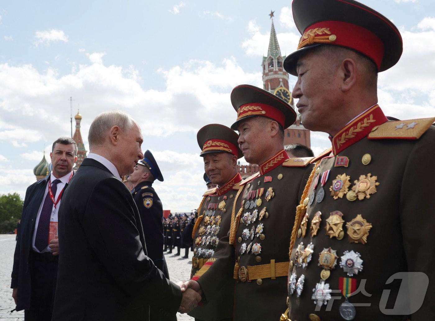 본문 이미지 - 러시아 대통령 블라디미르 푸틴이 9일 모스크바 중심부의 붉은 광장에서 제2차 세계대전 중 나치 독일에 대한 승리 80주년을 기념하는 전승절 열병식 후 북한 군 장성들과 인사하고 있다. 2025.5.9 ⓒ 로이터=뉴스1 ⓒ News1 강민경 기자
