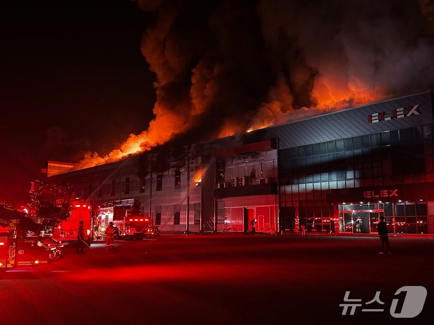 본문 이미지 - 지난달 31일  오후 10시38분께 충남 천안 서북구 신두리의 한 자동차 부품공장에서 불이 나 3시간 40여분 만에 꺼졌다.(천안서북소방서 제공) /뉴스1