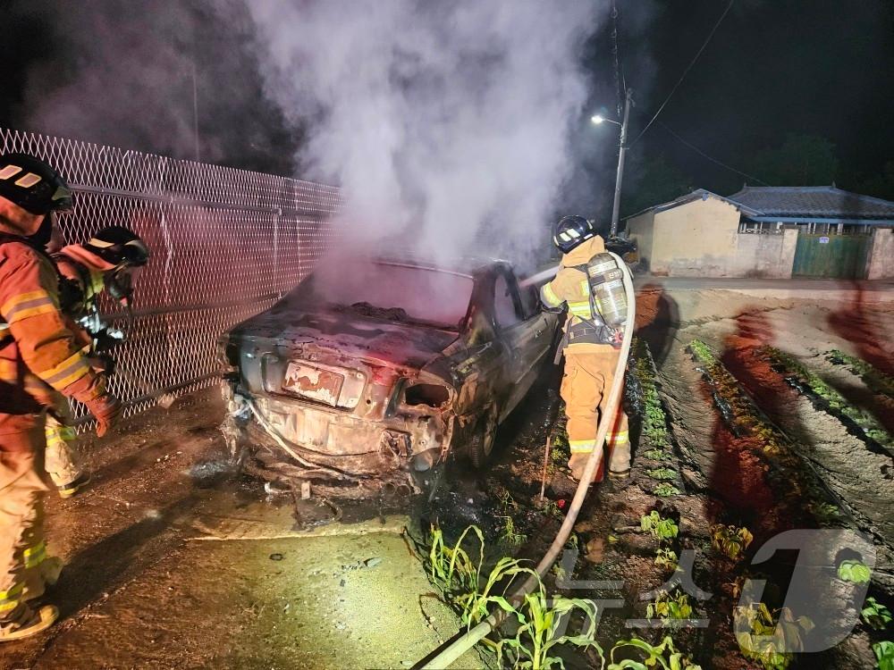 본문 이미지 - 31일 오후 10시13분쯤 경북 상주시 함창읍 국도를 달리던 승용차에서 원인을 알 수 없는 불이 나 소방당국이 진화하고 있다.(경북소방본부 제공. 재판매 및 DB 금지) ⓒ News1 김종엽 기자