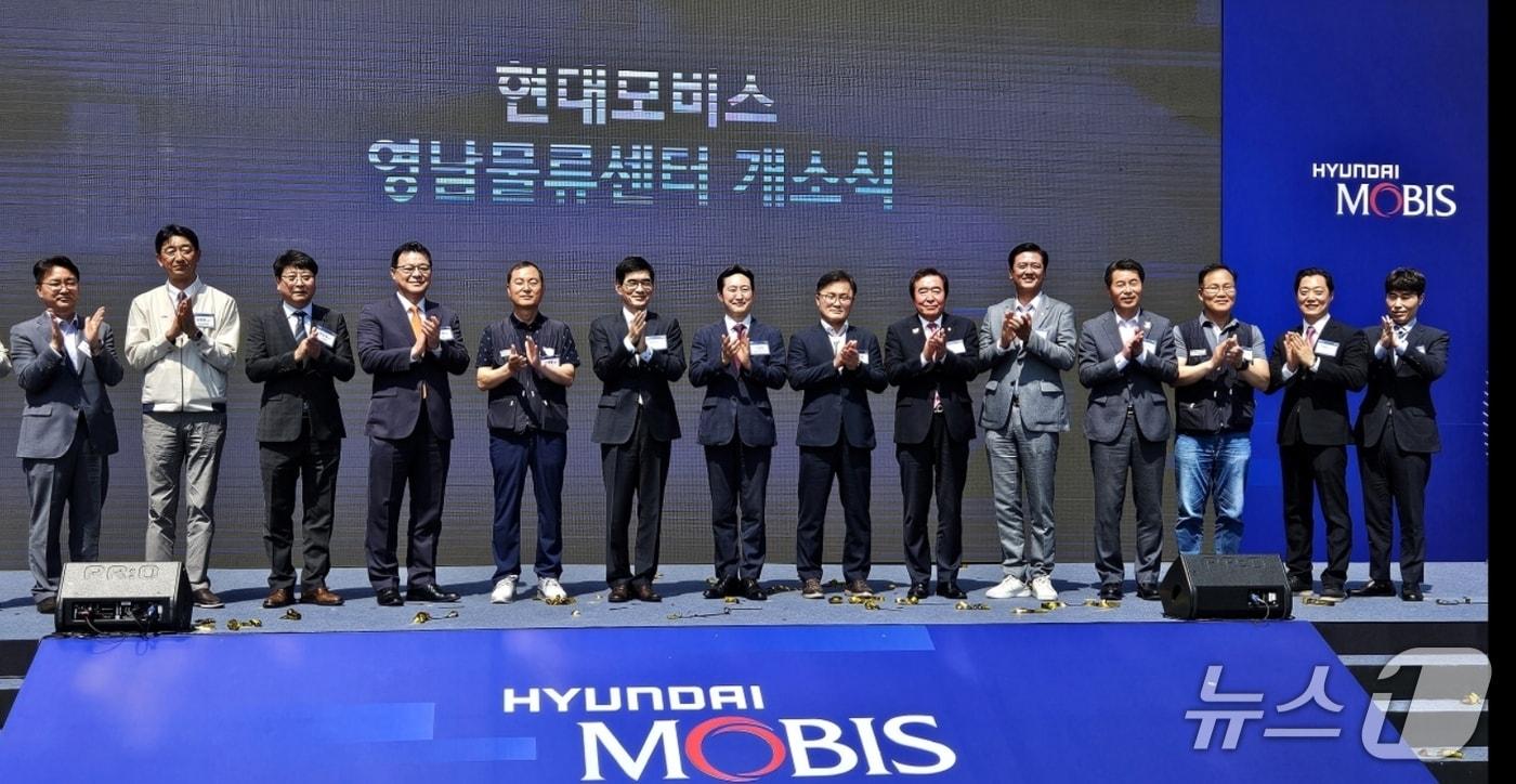 현대모비스는 경주시 명계 3일반산업단지 영남권 통합물류센터 준공식을 갖고 본격적인 운영에 들어갔다. 사진은 준공식 모습.(경북도 제공. 재판매 및 DB 금지)