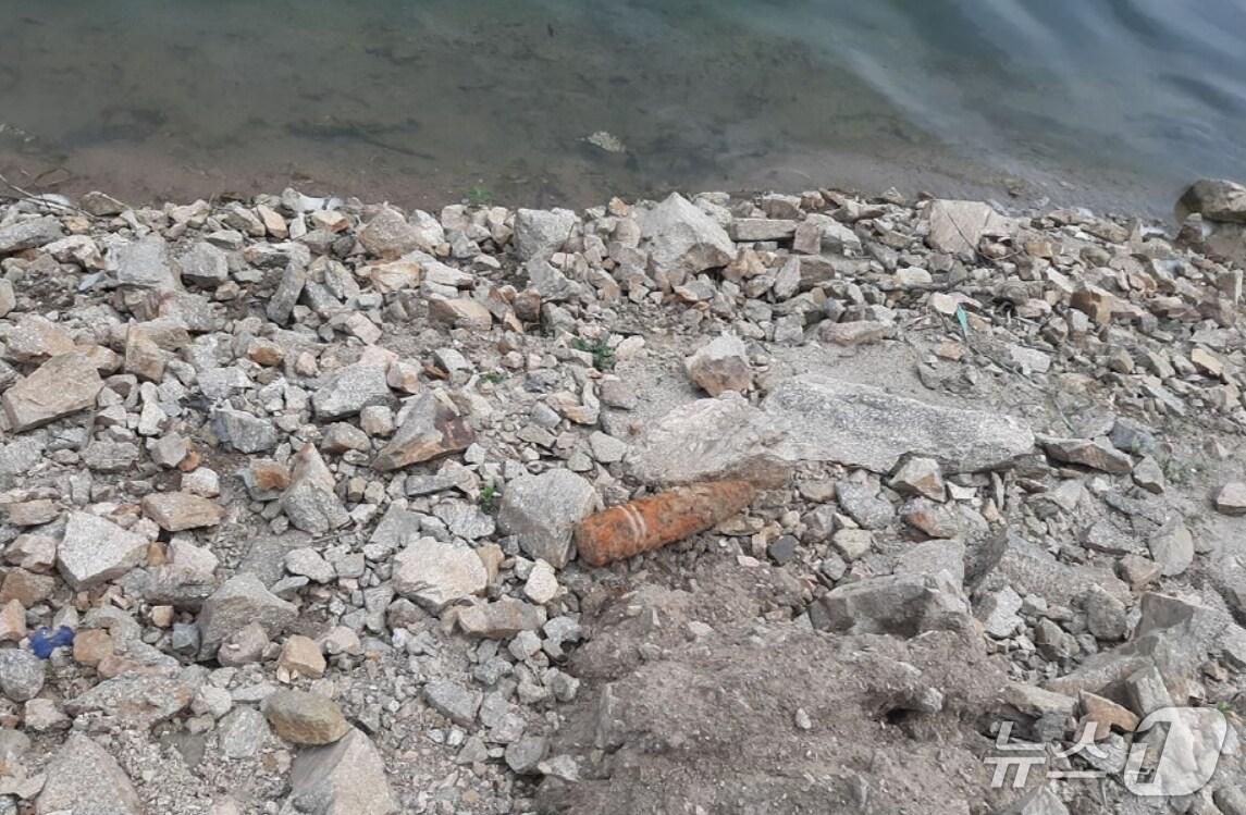 본문 이미지 - 경북 영주댐 인근에서 발견된 녹슨 포탄.(경북소빙본부 제공. 재판매 및 DB금지)