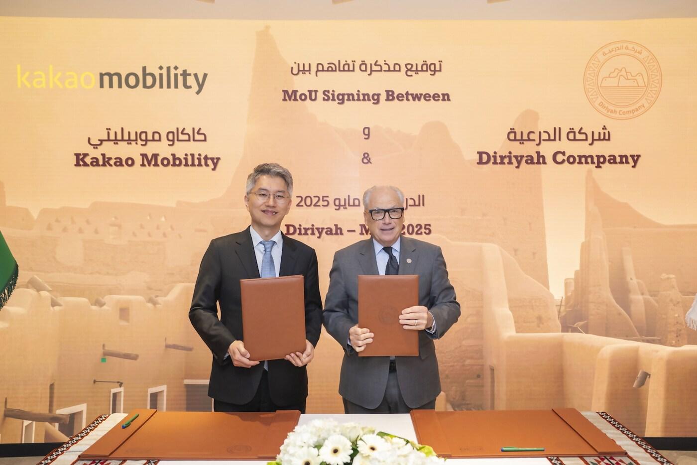 5월 25일 사우디아라비아 ‘디리야 게이트 개발청’에서 류긍선 카카오모빌리티 대표(왼쪽)와 제리 인제릴로 디리야컴퍼니 그룹 최고경영자(CEO)가 디리야 내 플랫폼 중심 이동 경험 제공을 목표로 ‘미래 모빌리티 서비스 공동 개발을 위한 업무협약(MOU)’을 체결한 뒤 기념 촬영을 하고 있다. (카카오모빌리티 제공)