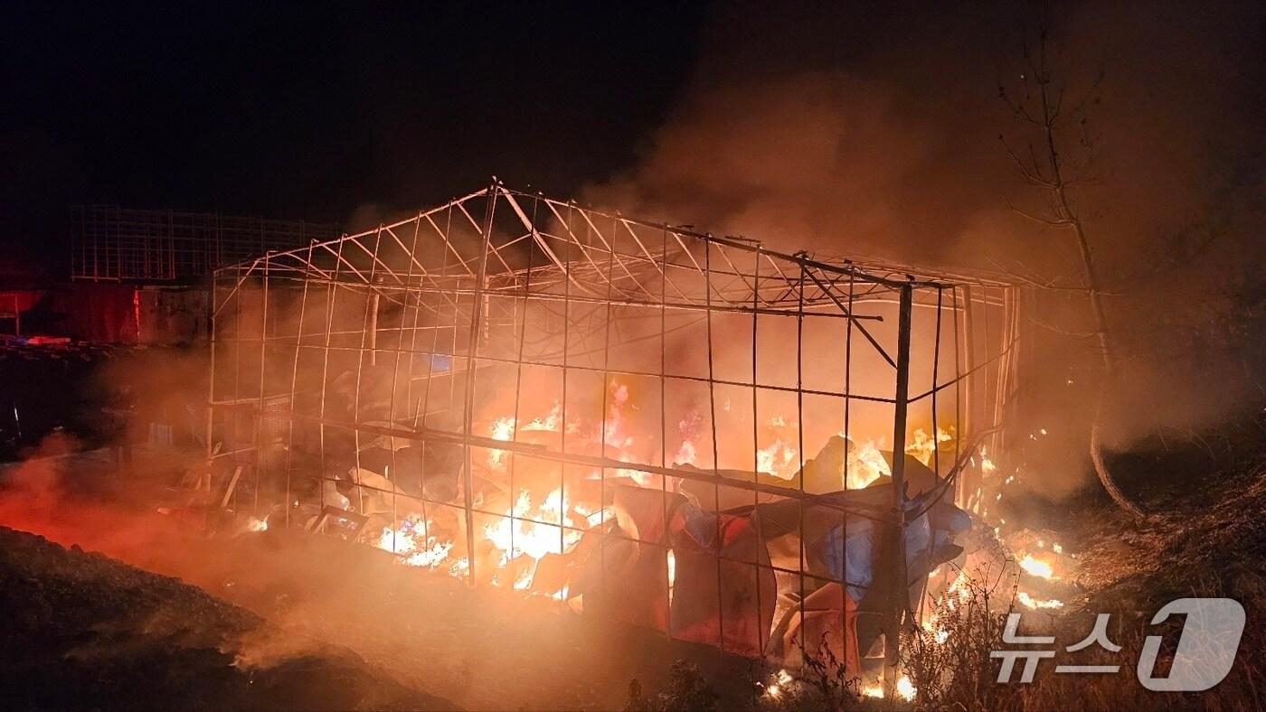 1일 오전 0시28분께 전북 김제시 금산면에 소재한 버섯재배사에서 화재가 발생했다.(전북소방 제공. 재판매 및 DB금지)