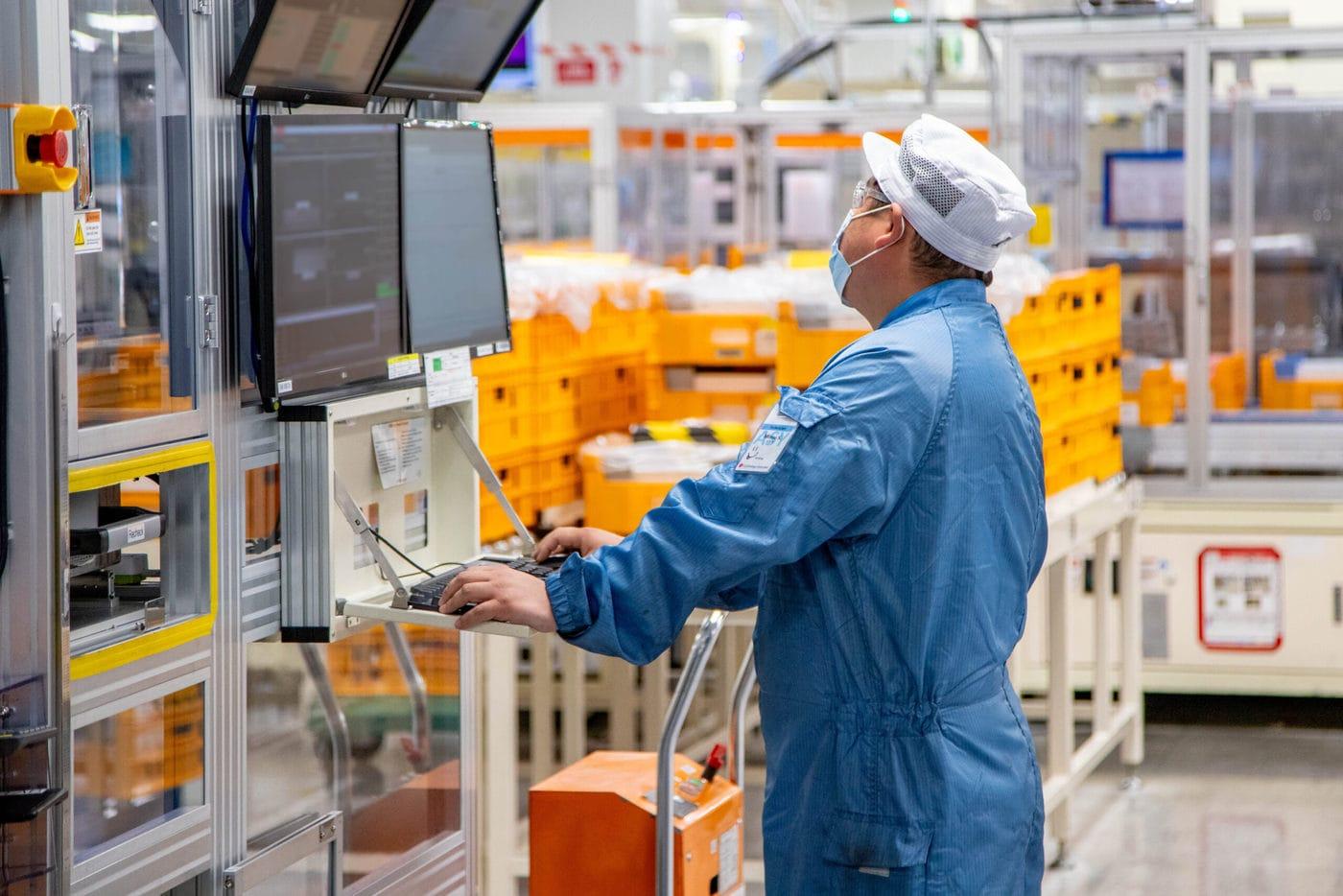 LG에너지솔루션 미국 미시간 홀랜드 공장에서 직원이 배터리 생산 공정을 점검하고 있다(LG에너지솔루션 제공. 재판매 및 DB금지). ⓒ 뉴스1