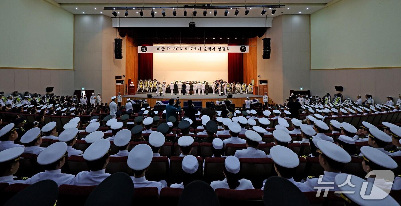 해군 해상초계기 917호기 추락 사고 순직자들에 대한 합동 영결식이 경북 포항 해군항공사령부 내 강당에서 해군장으로 엄수됐다. 2025.6.1/뉴스1 최창호 기자  