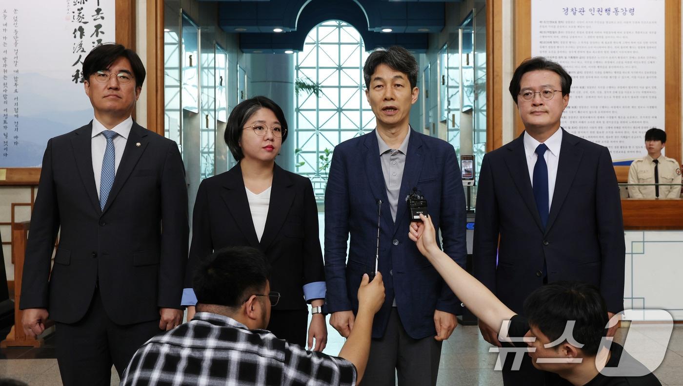 윤건영 더불어민주당 의원을 비롯한 국회 행정안전위원회 소속 의원들이 1일 서울 서대문구 경찰청을 찾아 댓글 부대 운영 리박스쿨 관련 항의 방문을 마친 뒤 발언하고 있다. 왼쪽부터 김성회, 용혜인, 윤건영, 채현일 의원. 2025.6.1/뉴스1 ⓒ News1 박지혜 기자