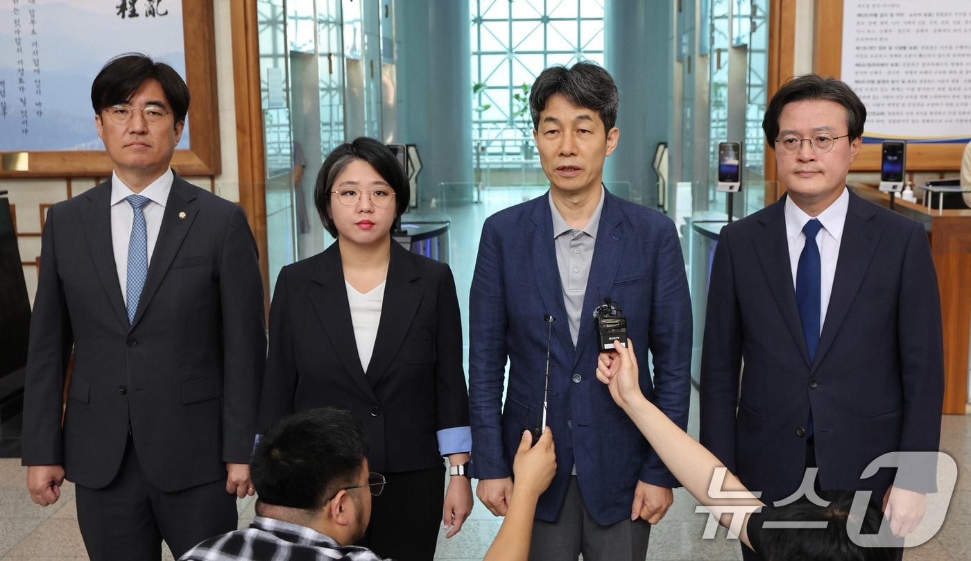 윤건영 더불어민주당 의원을 비롯한 국회 행정안전위원회 소속 의원들이 1일 서울 서대문구 경찰청을 찾아 댓글 부대 운영 리박스쿨 관련 항의 방문을 마친 뒤 발언하고 있다. 왼쪽부터 김성회, 용혜인, 윤건영, 채현일 의원. 2025.6.1/뉴스1 ⓒ News1 박지혜 기자