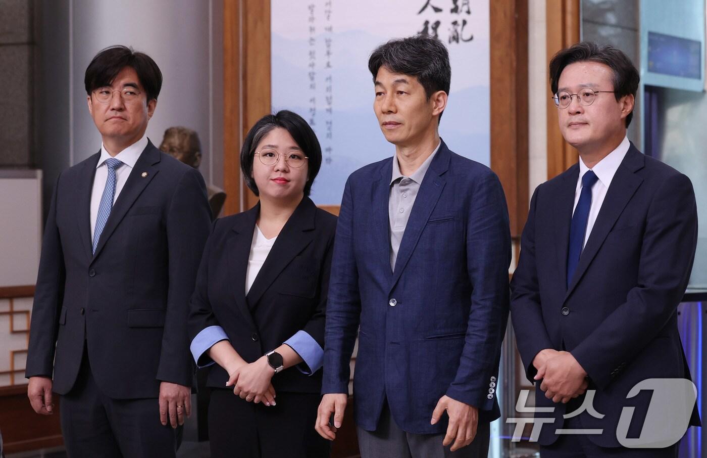 윤건영 더불어민주당 의원을 비롯한 국회 행정안전위원회 소속 의원들이 1일 오전 서울 서대문구 경찰청에서 댓글 부대 운영 리박스쿨 관련 항의 방문을 마친 뒤 자리를 옮기고 있다. 왼쪽부터 김성회, 용혜인, 윤건영, 채현일 의원. 2025.6.1/뉴스1 ⓒ News1 박지혜 기자