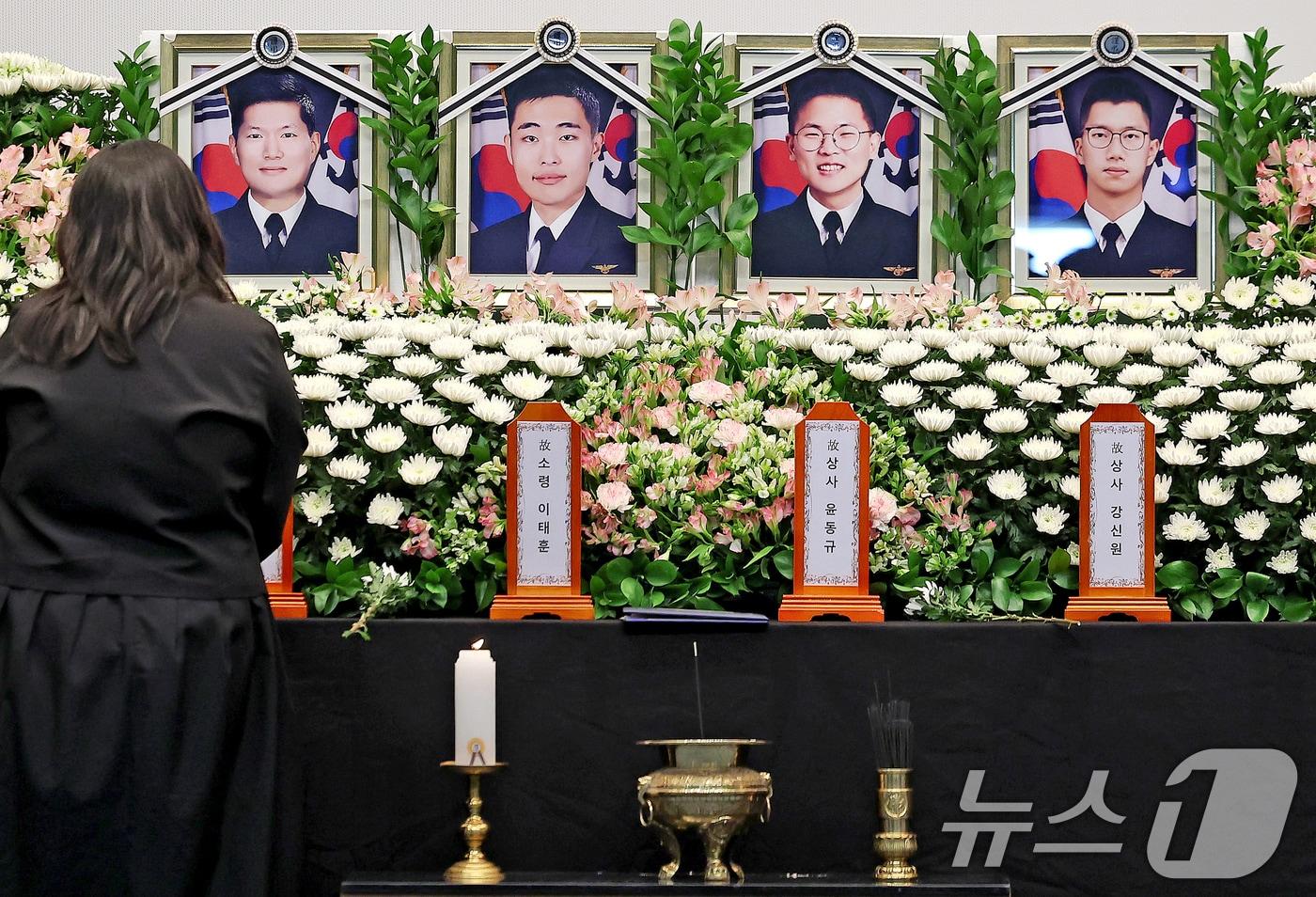 1일 해군 해상초계기 917호기 추락 사고 순직자들에 대한 합동 영결식이 거행된 경북 포항 해군항공사령부 내 강당에서 유가족이 영정 앞에서 오열하고 있다. 2025.6.1/뉴스1 ⓒ News1 최창호 기자