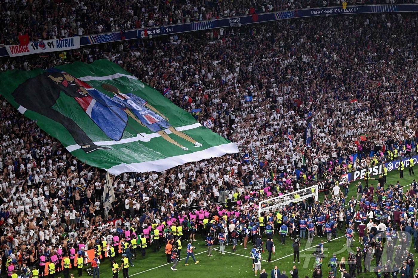 엔리케 감독과 딸이 함께하는 모습을 담은 PSG 팬들의 걸개 ⓒ AFP=뉴스1