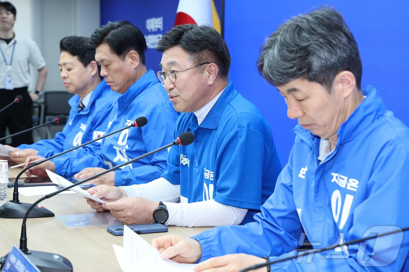 윤호중 더불어민주당 중앙선거대책위원회 총괄본부장이 1일 오전 서울 여의도 당사에서 열린 긴급 총괄본부장단 회의에 참석해 모두 발언하고 있다. 2025.6.1/뉴스1 ⓒ News1 안은나 기자